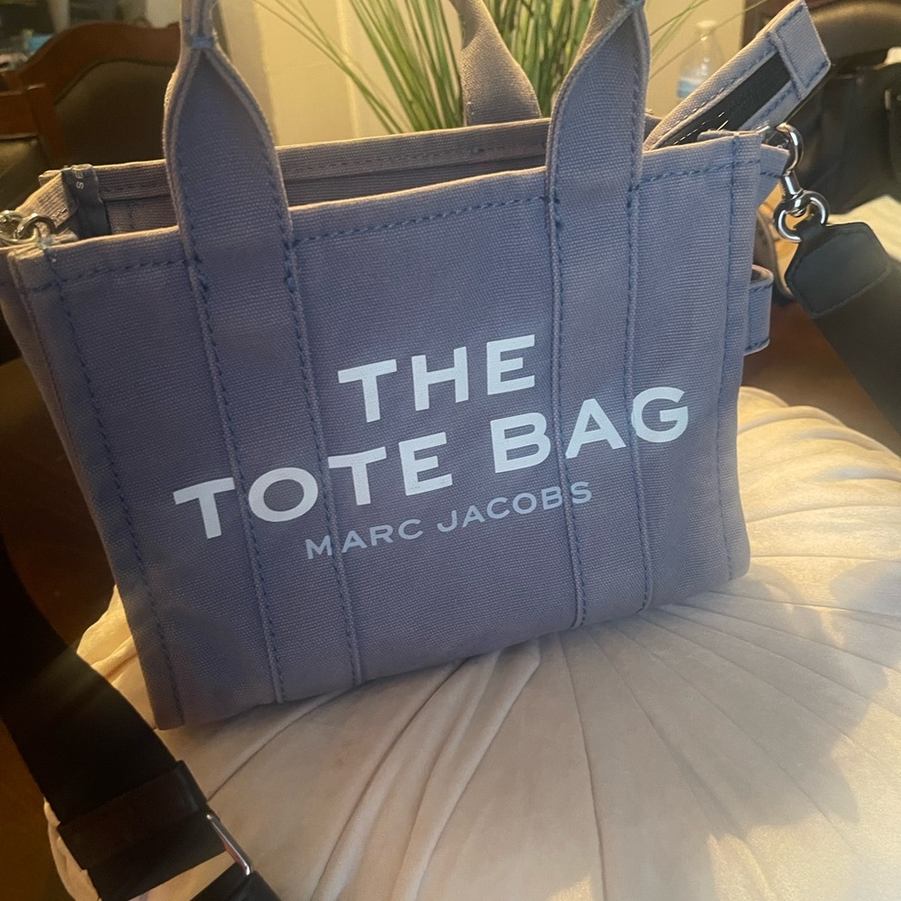 MARC JACOBS

Small Traveler Tote Bag in faded Blue Shadow Cotton